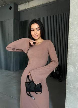 Платье с расклешенным рукавом