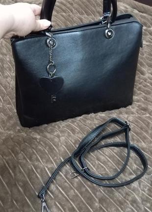 Сумка женственная форматная с эко кожи. состояние новый. черная nn26119