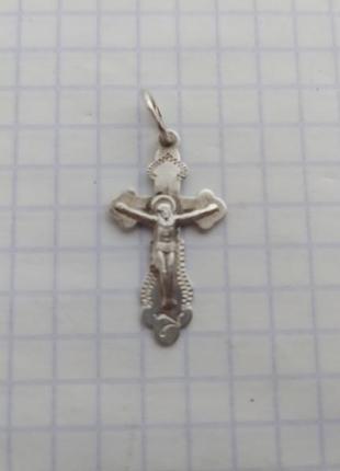 Маленький серебряный крестик.