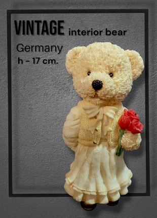 Винтажная интерьерная фигурка статуэтка меддица с букетом красных роз.
нижняя