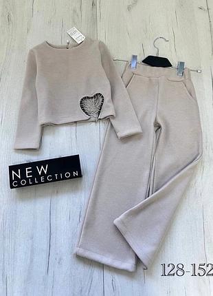 Теплый и красивый костюм,
декорирован сердцем с нитями страз