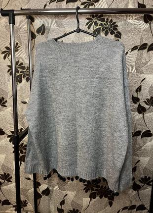 Стильный вязаный серый свитер кофта с балабонами в стиле бохо