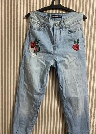 Жіночі джинси з вишивкою