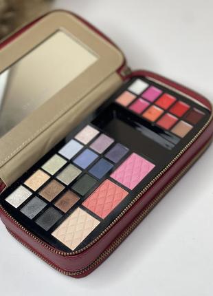 Набір косметики у косметичці