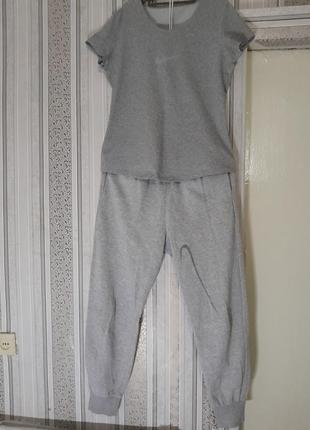 Спортивный набор: футболка и штаны размер м.