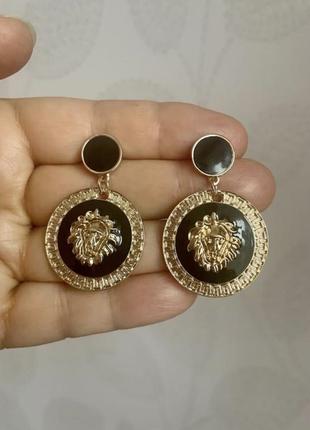 Круглі сережки чорні емаль золотисті лев versace
