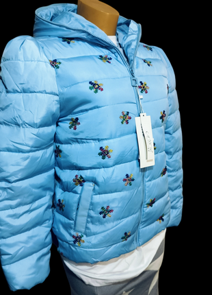 Пуховик женский на синтепоне с капюшоном голубой с вышивкой в виде разноцветных снежинок