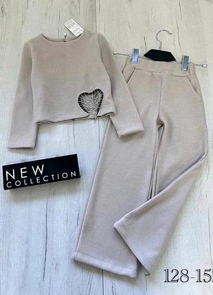 Теплый и красивый костюм,
декорирован сердцем с нитями страз