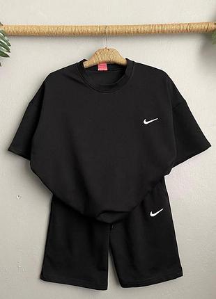 Базовый спортивный костюм с шортами и оверсайз футболкой с логотипом nike