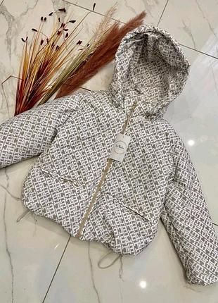 Стильная курточка в модный принт 
капюшон снимается