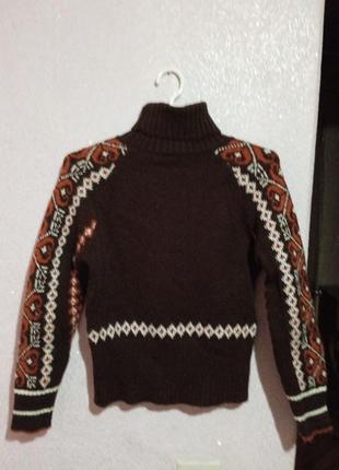 Теплый шерстяной свитер с оригинальным орнаментом
