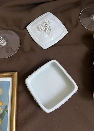 Шкатулка фарфорова