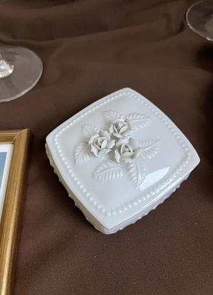 Шкатулка фарфорова