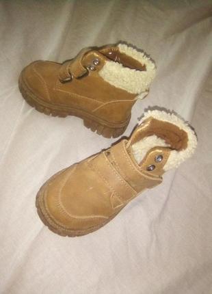 Теплые боты и кроссовки которые светятся