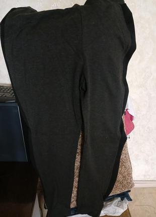 Брюки.женские серые с черн.вставкой , пояс43см на резинке.об-60см, глуб посадки-40, дл-93, заужены слегка xint-46/52.чуть стрейчевые