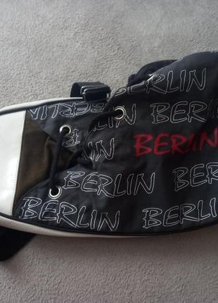 Брендовая сумка в виде кеда.