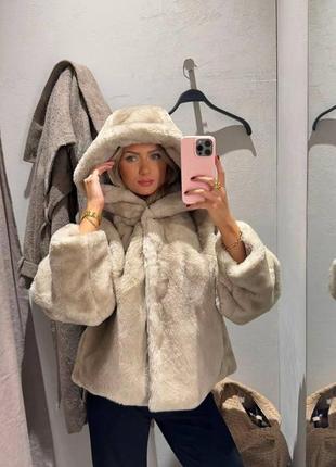 Короткое пальто из искусственного меха