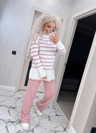 Костюм выполнен в полоску прогулочный