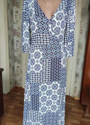 Длинное платье с двумя разрезами по бокам.