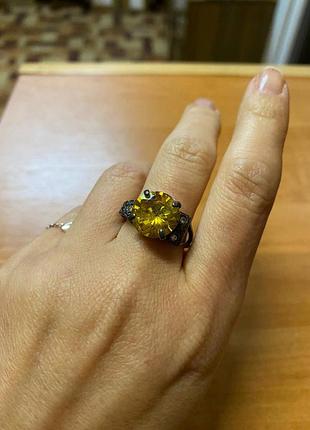 Кольцо с красивым желтым камнем