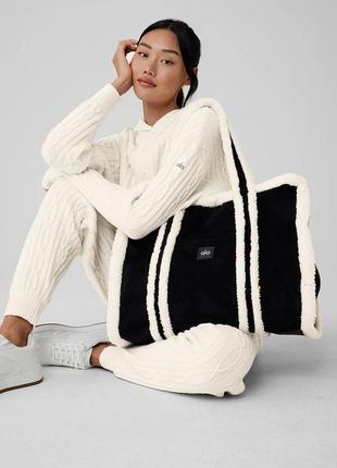 Alo yoga winterfun tote bag black contrast черная большая тоут сумка