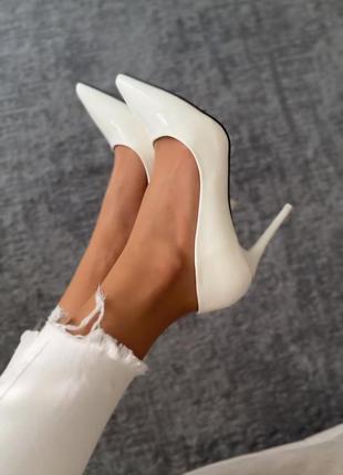 Белые лакированные лодочки