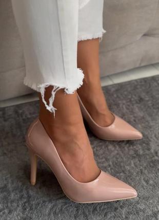 Бежевые лаковые лодочки