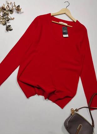 Красный шерстяной свитер