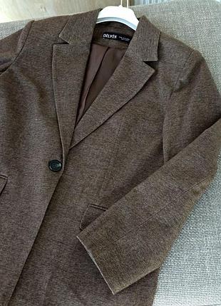 Женский удлиненный пиджак свободного кроя шоколадный / коричневый