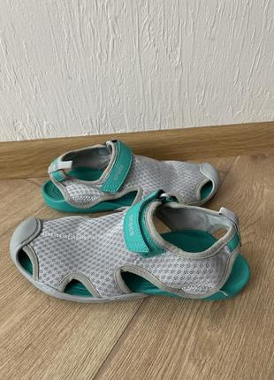 Фирменные закрытые босоножки от сrocs w7