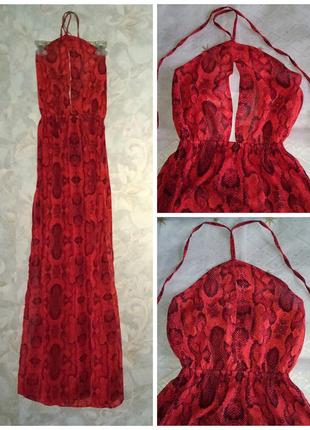 Яскрава сукня з розрізами.