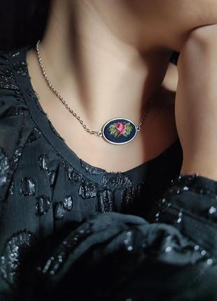 Маленький кулон с вышивкой шелком