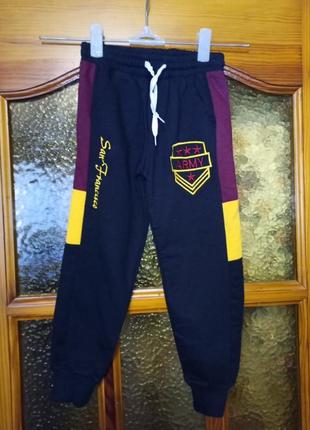 Штани чорні демісезонні, двунитка. туреччина. 5 років.