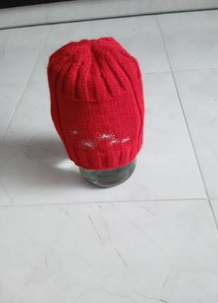 Шапка женская красного цвета.