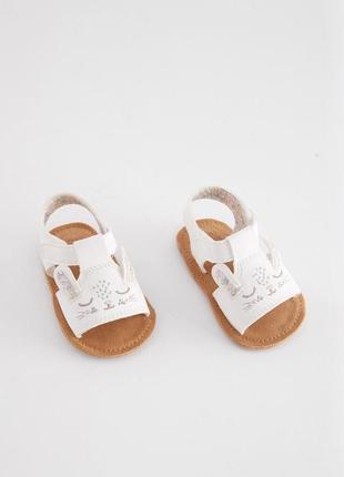 Белые босоножки next с зайчиком размер 4 (20.5) 18-24 мес