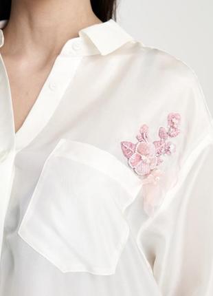 Светлая шелковая рубашка с вышивкой miss sixty
