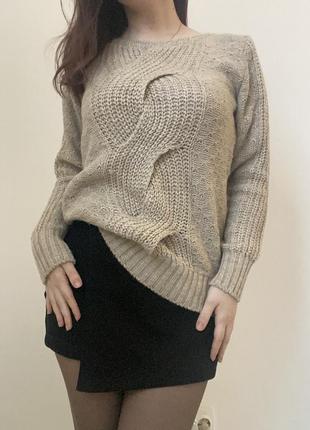Свитер вязаный с плетением коса