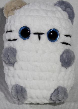 Милый плюшевый котик ручной работы – компактная игрушка