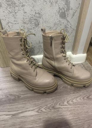 Кожаные ботинки на тракторе