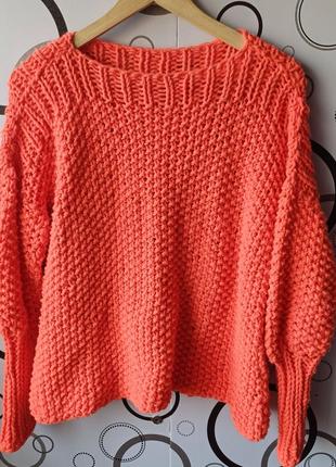 Оранжевый свитер крупной вязки