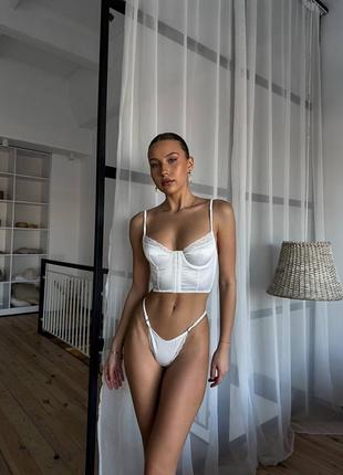 Корсетное белье в белом цвете