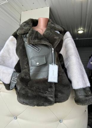 Коричневая дубленка из искусственного меха, белыми вязаными рукавами, косой молнией и поясом