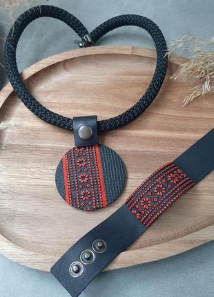 Масивний кулон "вишиванка" чорно-червоний