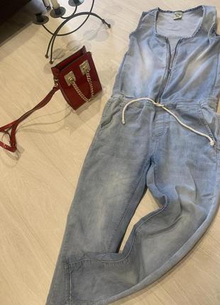 Джинсовый стрейчевый комбинезон на лето