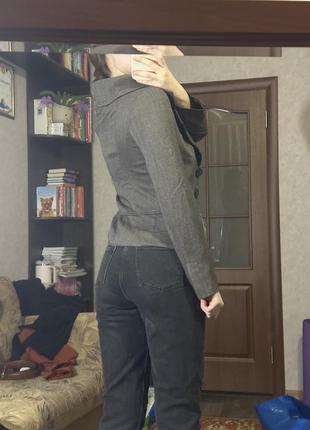 Серый приталенный пиджак