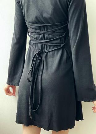 Женское черное платье в рубчик с завязками на спине