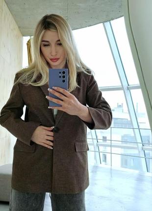 Женский удлиненный пиджак свободного кроя