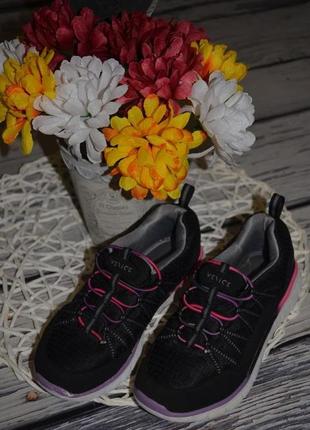 32/13 размер продам крутые беговые кроссовки для девочки
