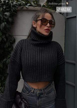 Классный серый укороченный свитер zara