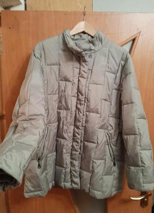 Зимняя курточка на пуху. легкая, удобная и теплая
